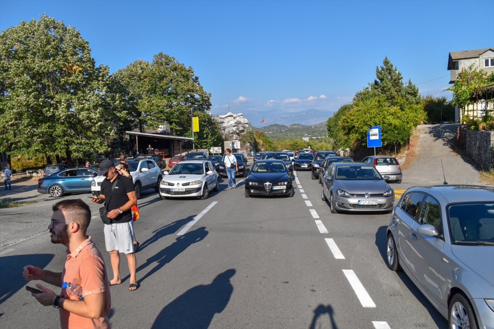 Blokirani putevi ka Cetinju, građani se protive ustoličenju mitropolita Joanikija - slika 2
