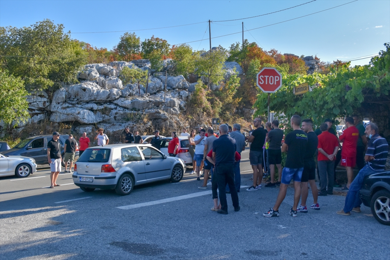 Blokirani putevi ka Cetinju, građani se protive ustoličenju mitropolita Joanikija - slika 3