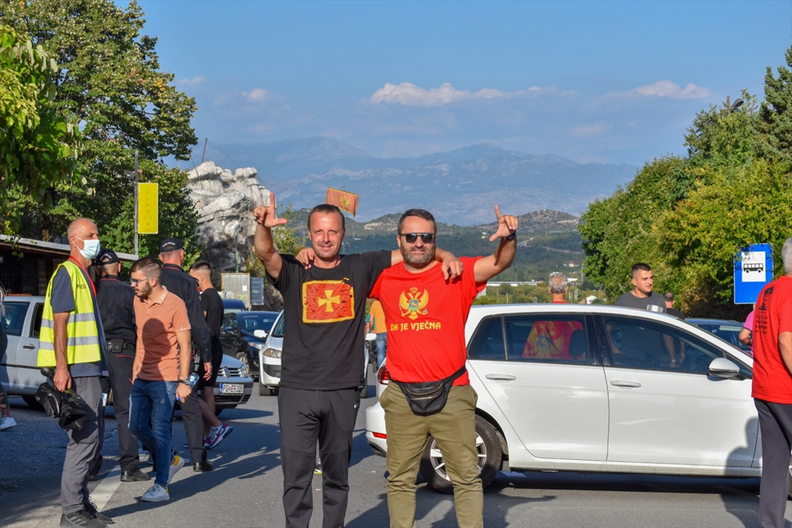 Blokirani putevi ka Cetinju, građani se protive ustoličenju mitropolita Joanikija - slika 4
