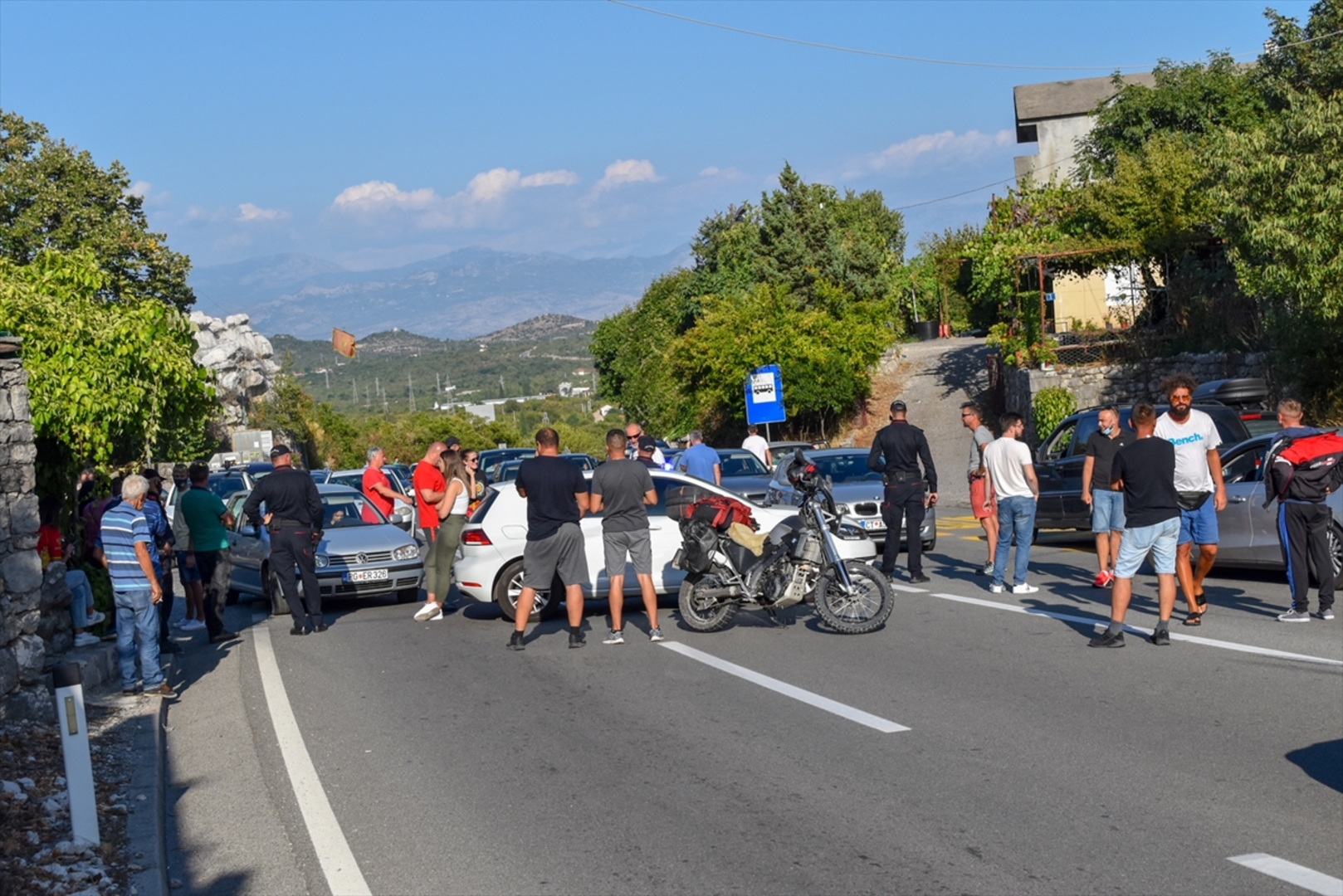 Blokirani putevi ka Cetinju, građani se protive ustoličenju mitropolita Joanikija - slika 5