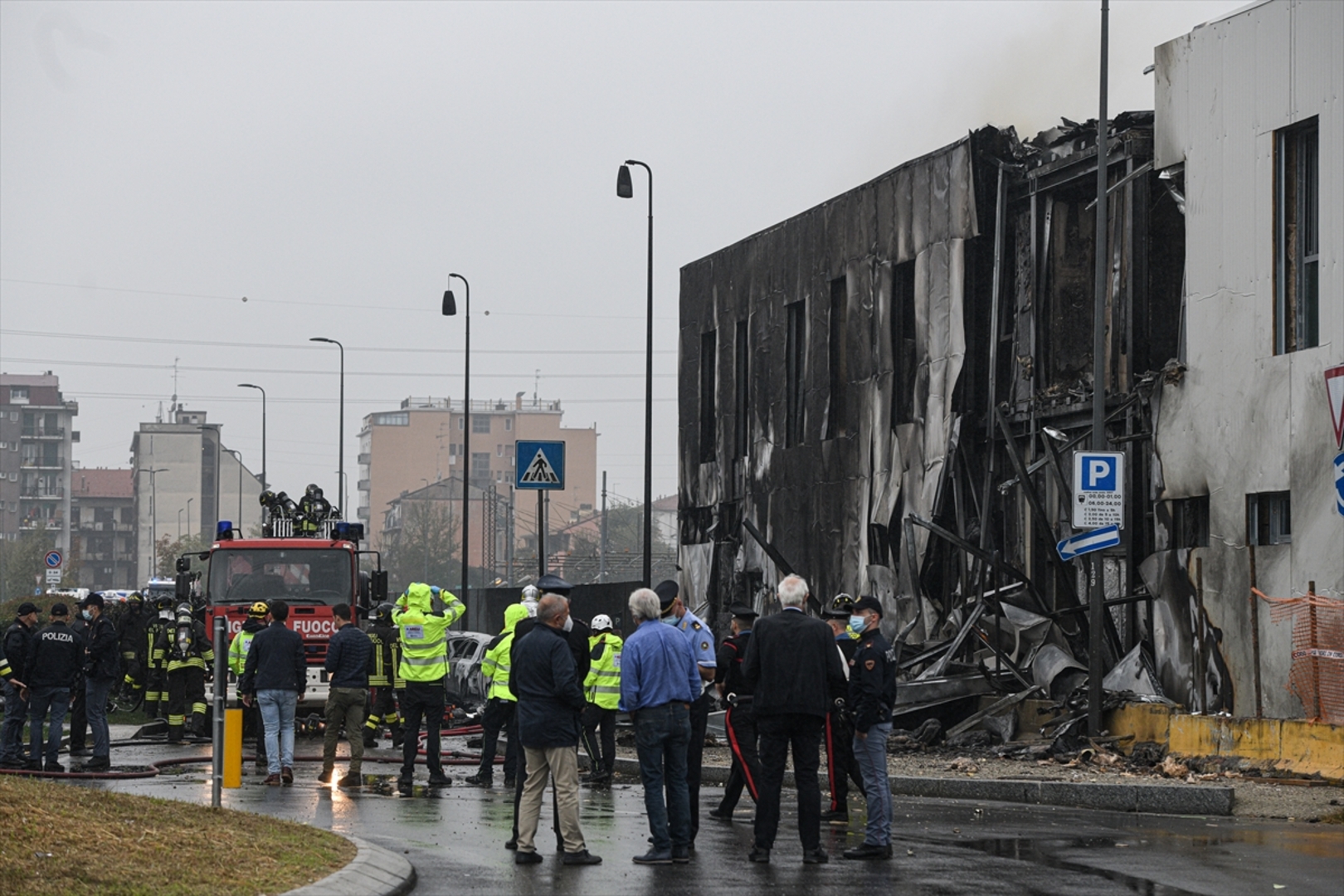 Mali avion se srušio na zgradu u blizini Milana, poginulo osam osoba - slika 5