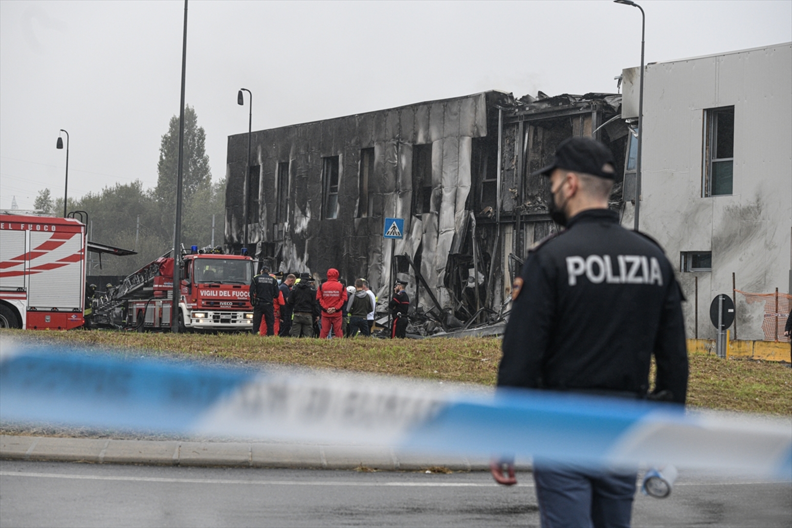 Mali avion se srušio na zgradu u blizini Milana, poginulo osam osoba - slika 8