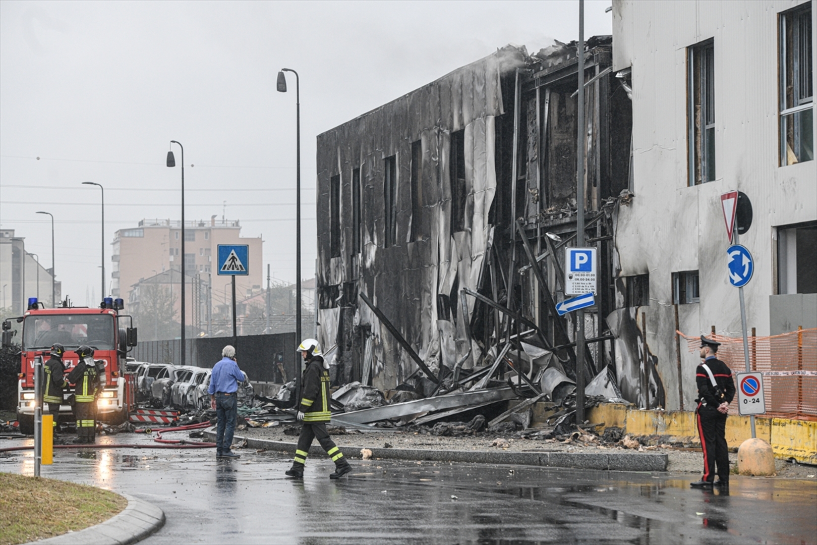 Mali avion se srušio na zgradu u blizini Milana, poginulo osam osoba - slika 10
