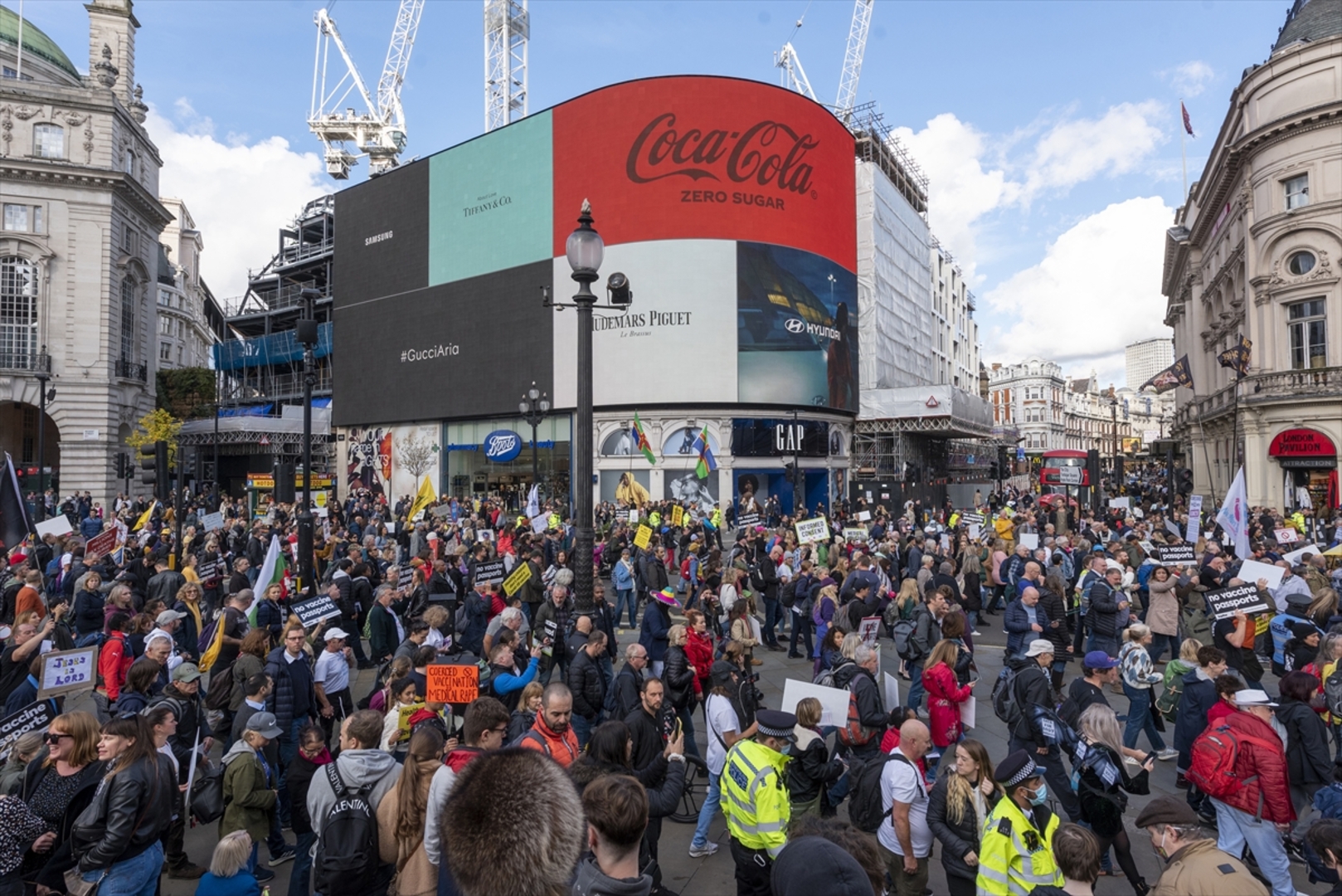 U Londonu protesti protiv COVID-19 pasoša i vakcinacije - slika 19