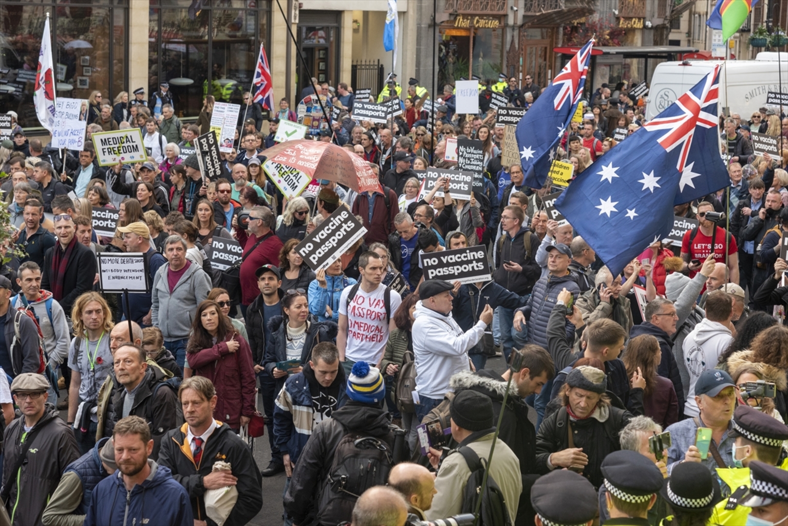 U Londonu protesti protiv COVID-19 pasoša i vakcinacije - slika 20