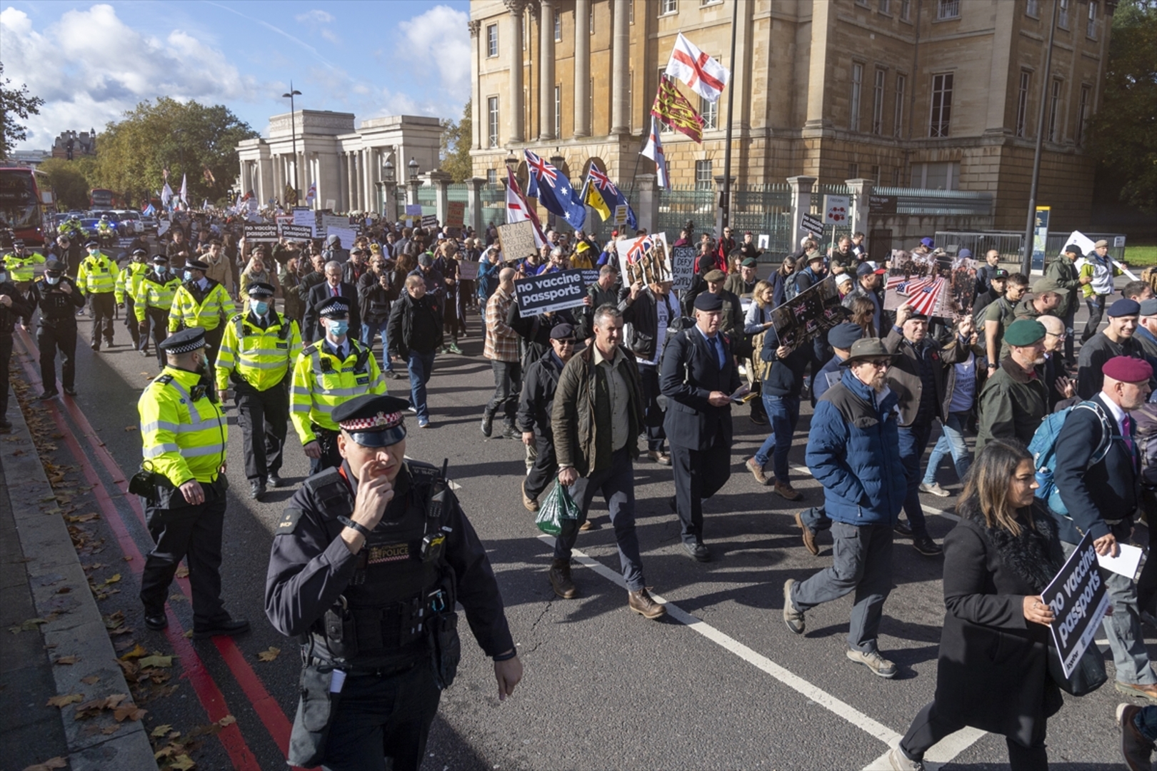 U Londonu protesti protiv COVID-19 pasoša i vakcinacije - slika 2