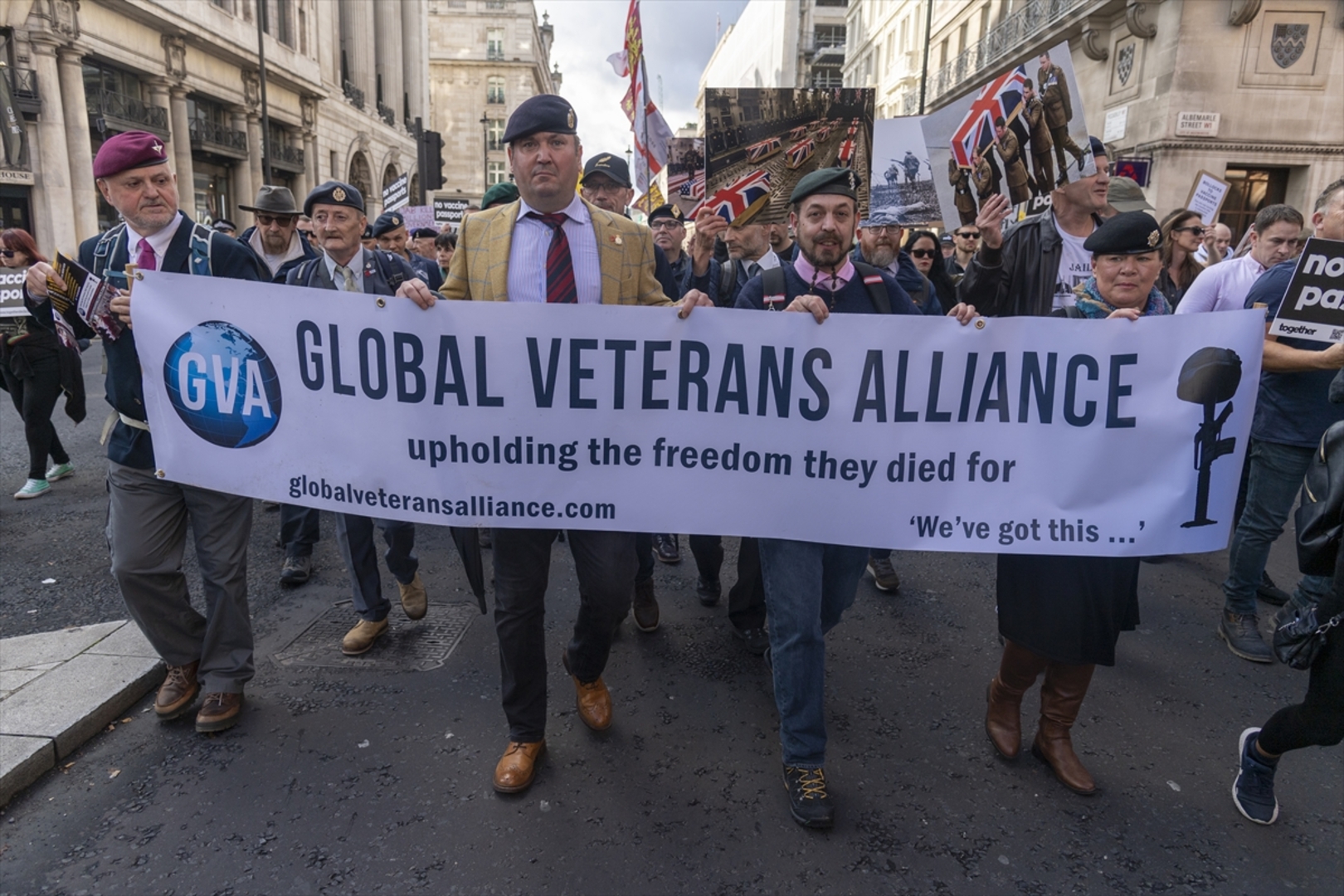 U Londonu protesti protiv COVID-19 pasoša i vakcinacije - slika 3