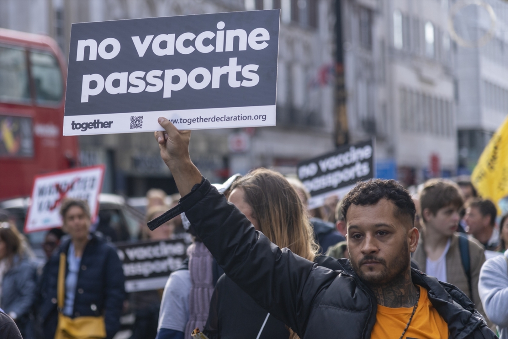 U Londonu protesti protiv COVID-19 pasoša i vakcinacije - slika 4