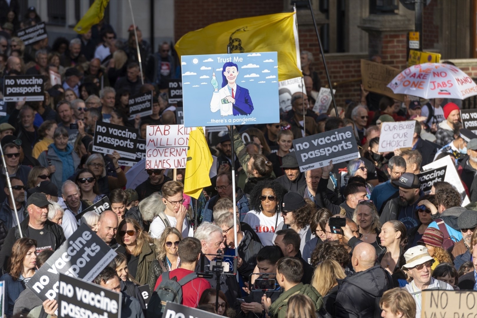 U Londonu protesti protiv COVID-19 pasoša i vakcinacije - slika 5