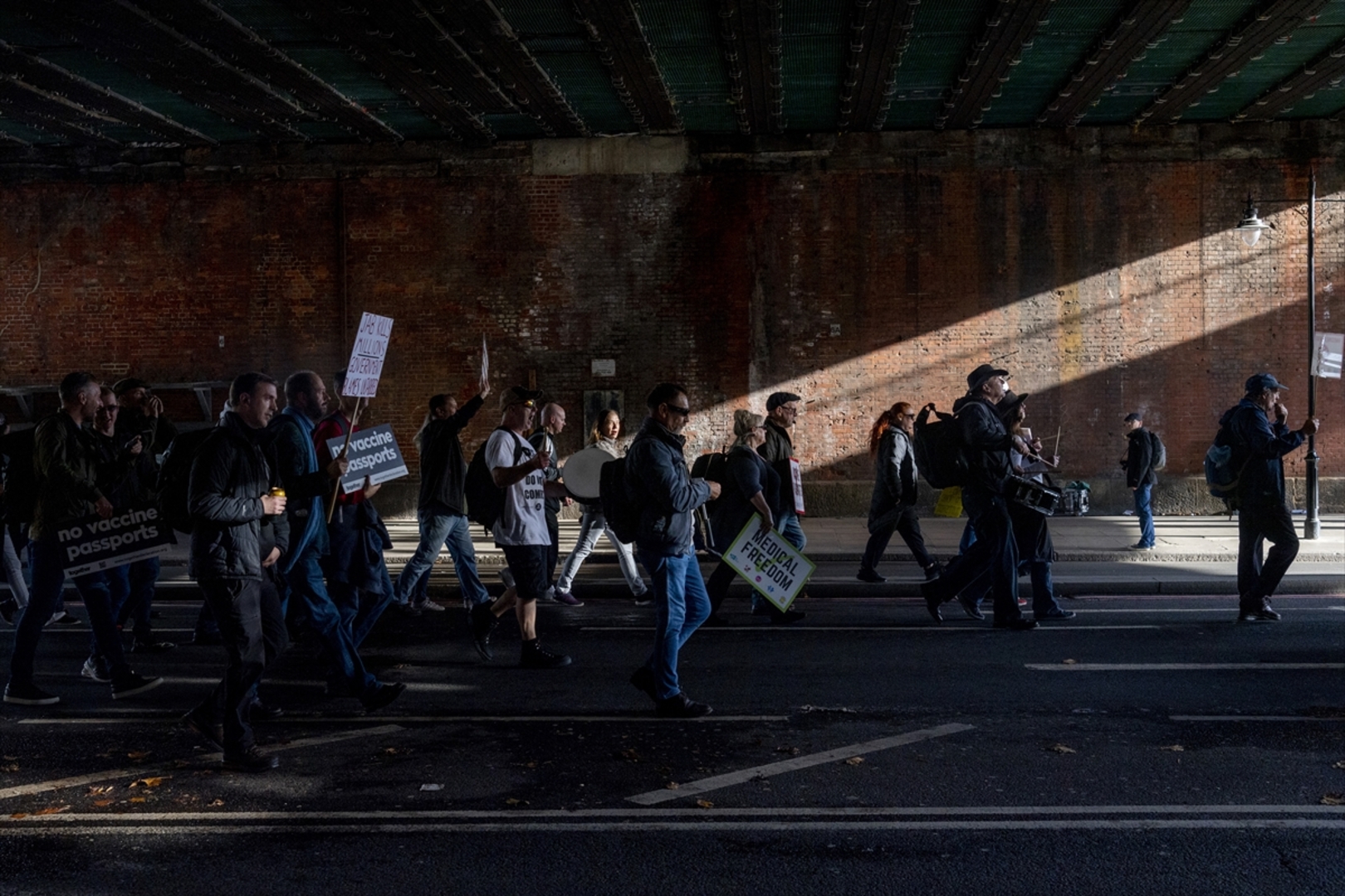 U Londonu protesti protiv COVID-19 pasoša i vakcinacije - slika 6