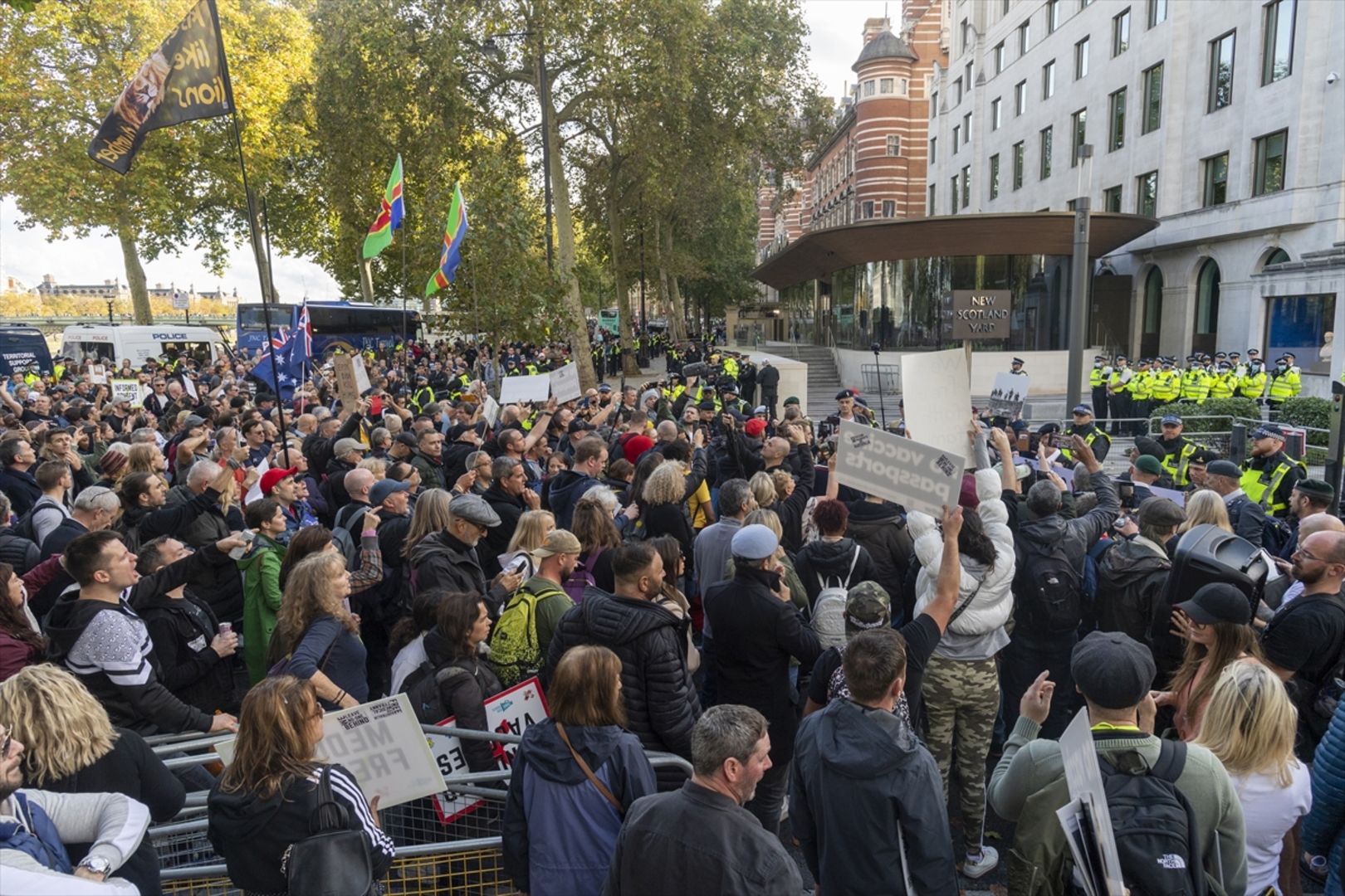 U Londonu protesti protiv COVID-19 pasoša i vakcinacije - slika 13