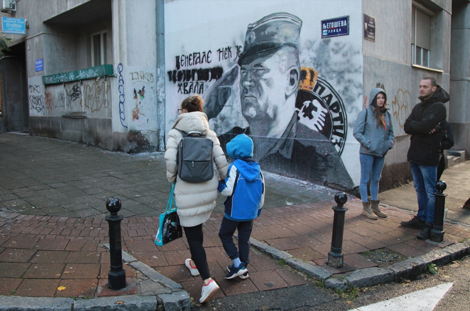 Uhapšene aktivistkinje koje su jajima gađale mural ratnog zločinca Ratka Mladića - slika 5