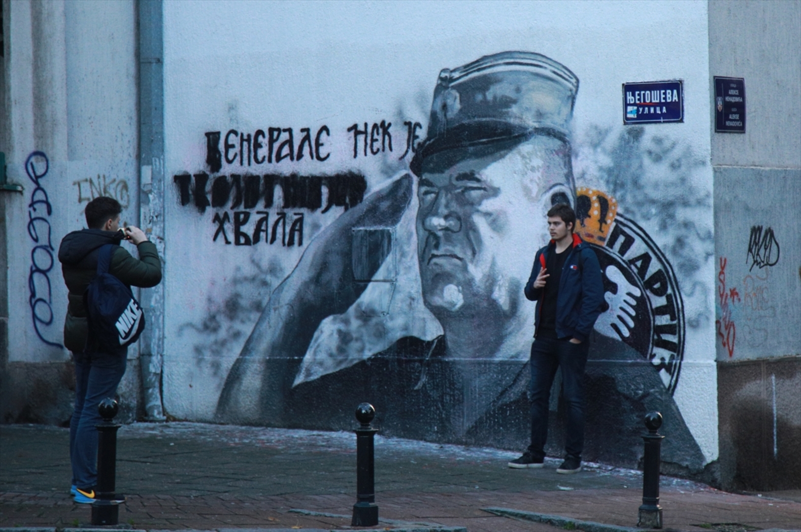 Uhapšene aktivistkinje koje su jajima gađale mural ratnog zločinca Ratka Mladića - slika 7
