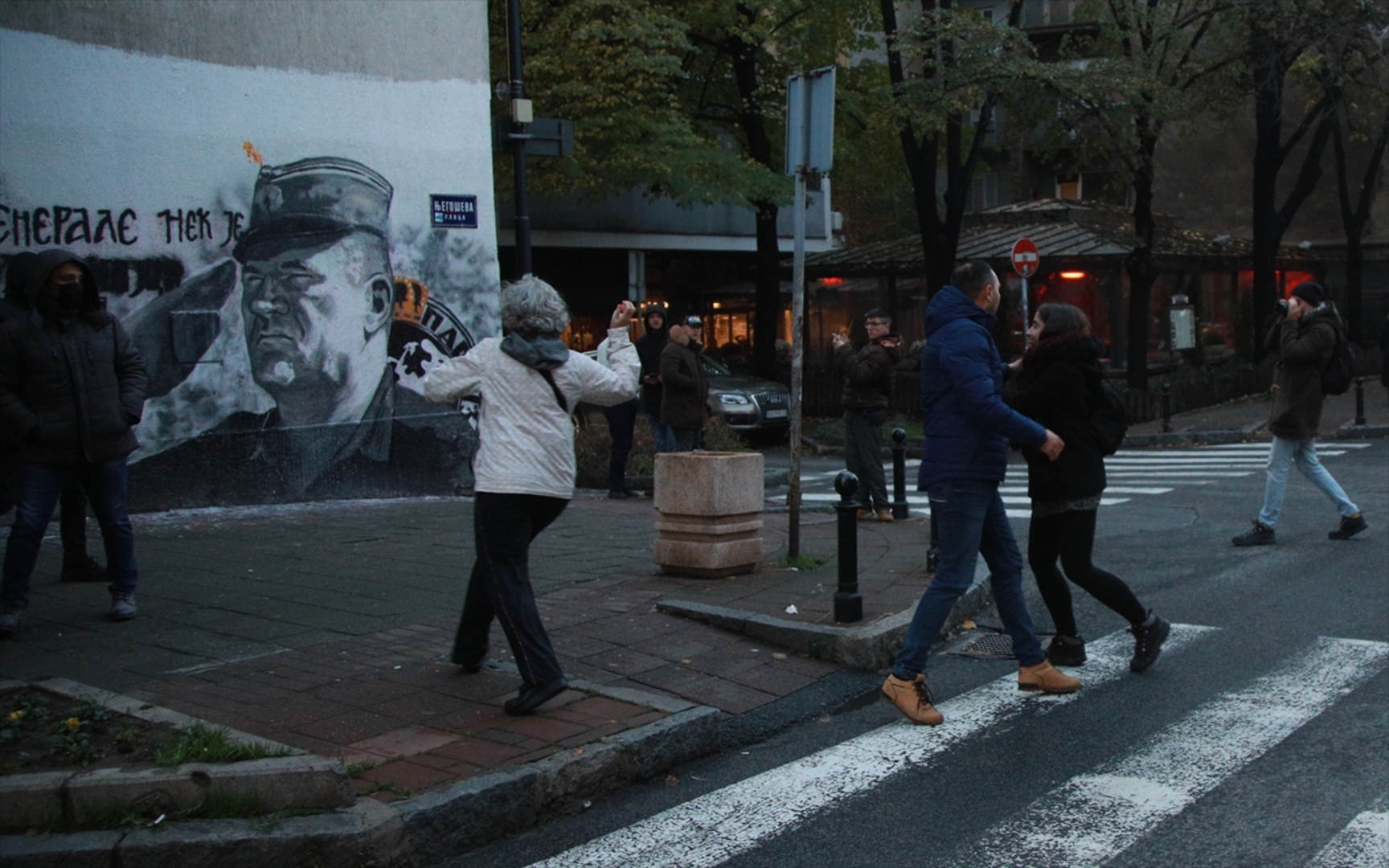 Uhapšene aktivistkinje koje su jajima gađale mural ratnog zločinca Ratka Mladića - slika 10