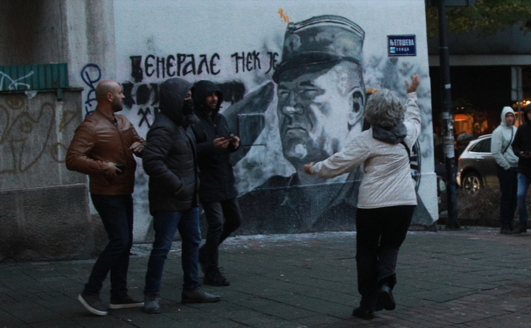 Uhapšene aktivistkinje koje su jajima gađale mural ratnog zločinca Ratka Mladića - slika 11
