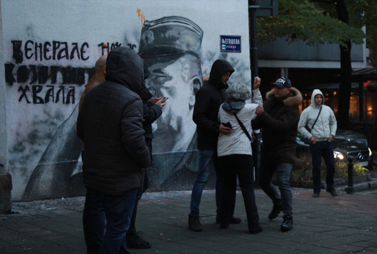 Uhapšene aktivistkinje koje su jajima gađale mural ratnog zločinca Ratka Mladića - slika 12