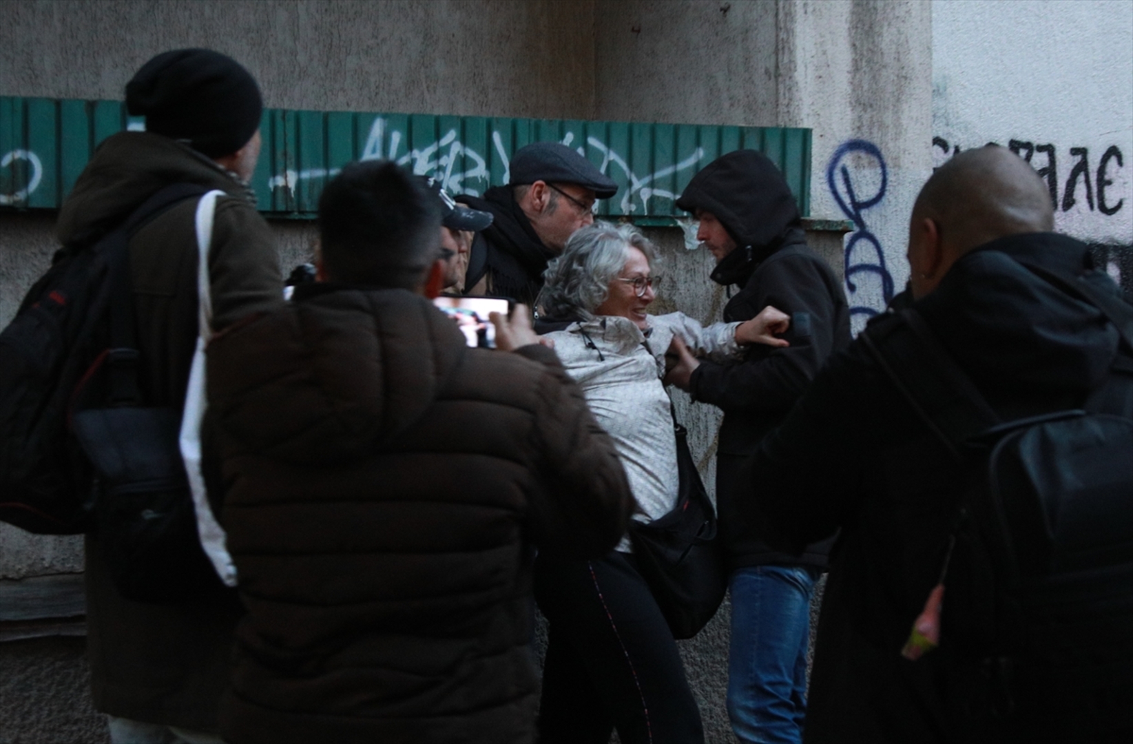 Uhapšene aktivistkinje koje su jajima gađale mural ratnog zločinca Ratka Mladića - slika 13