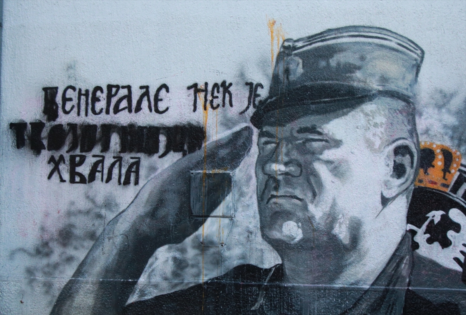 Uhapšene aktivistkinje koje su jajima gađale mural ratnog zločinca Ratka Mladića - slika 2