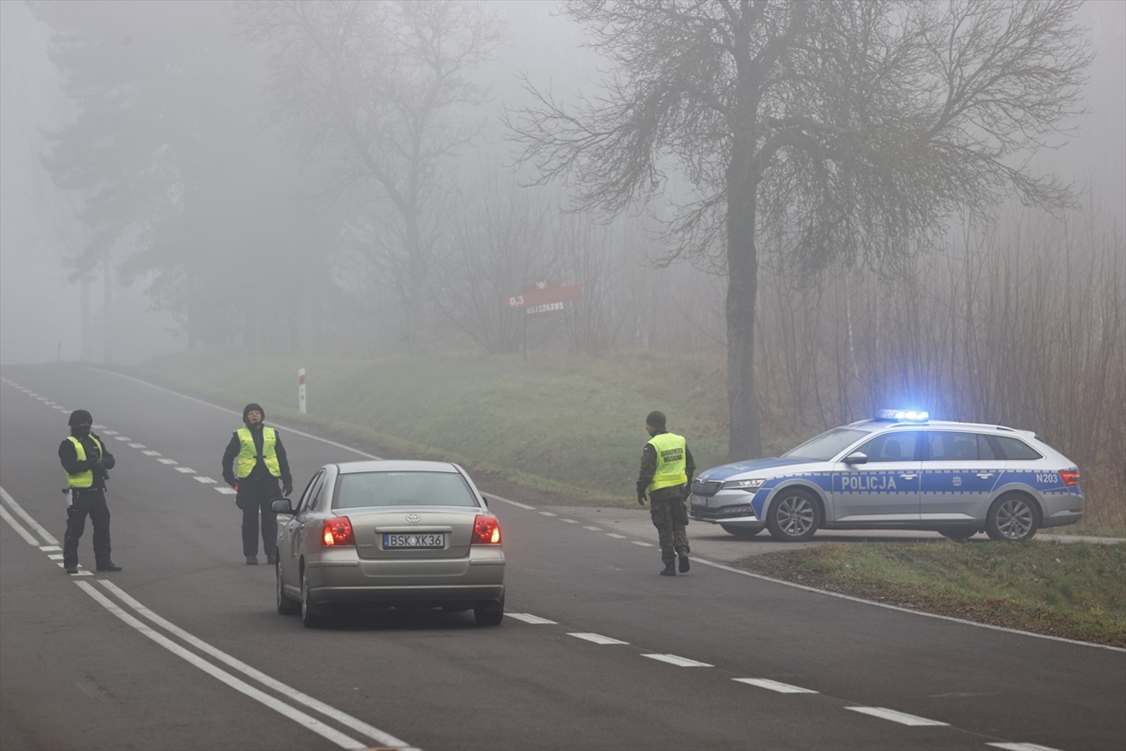 Hiljade migranata na poljsko-bjeloruskoj granici: Policija i vojnici provjeravaju vozila - slika 7