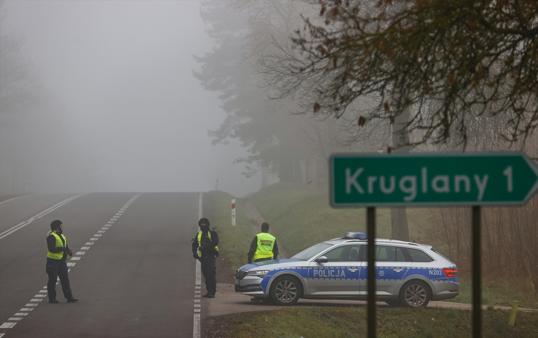 Hiljade migranata na poljsko-bjeloruskoj granici: Policija i vojnici provjeravaju vozila - slika 8