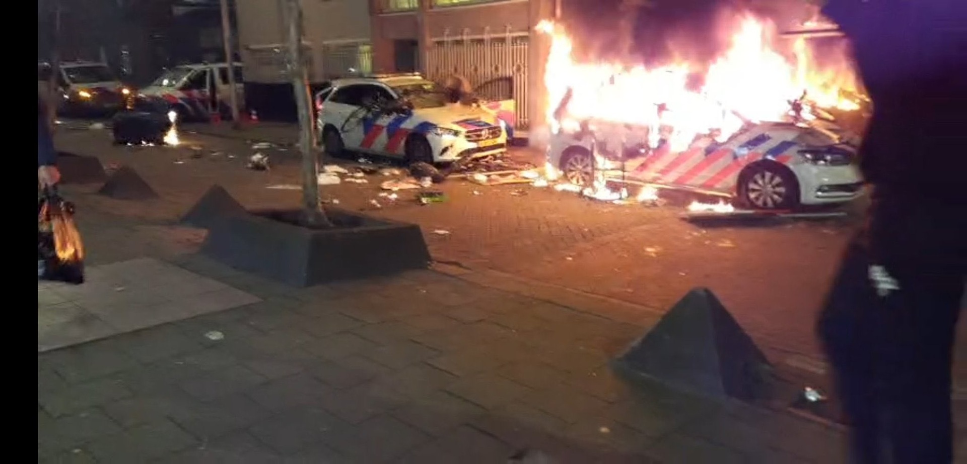Žestoke demonstracije u Roterdamu. Ima i ranjenih - slika 1
