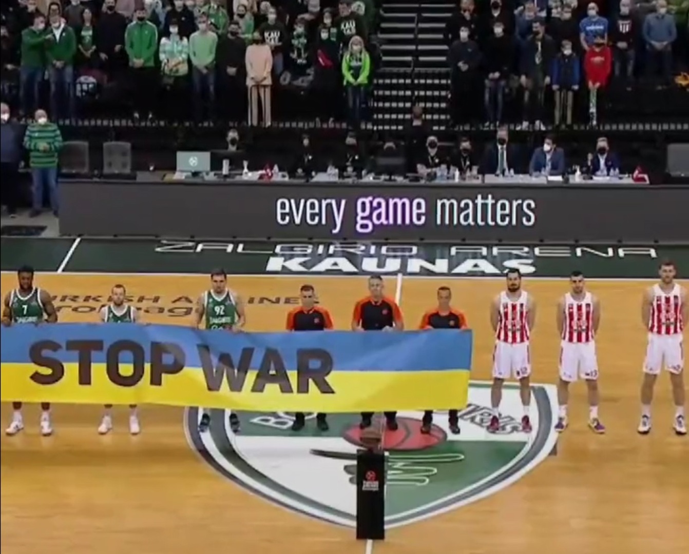 Košarkaši Crvene zvezde odbili se solidarizirati s Ukrajinom. Žestoko izviždani! - slika 1