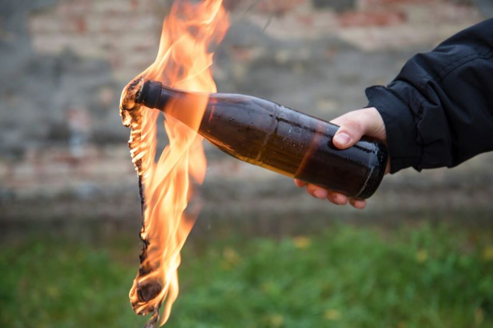 Bačeni molotovljevi kokteli na kuću imama u Novom Sadu - slika 1