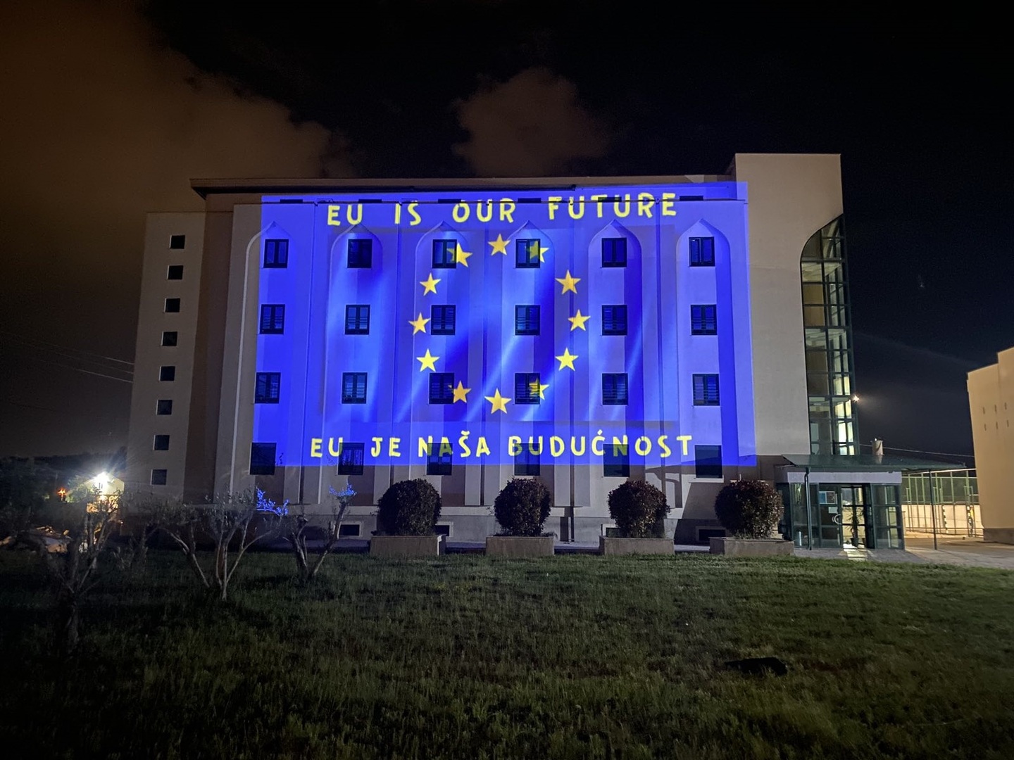 Medresa osvijetljena bojama EU - slika 1