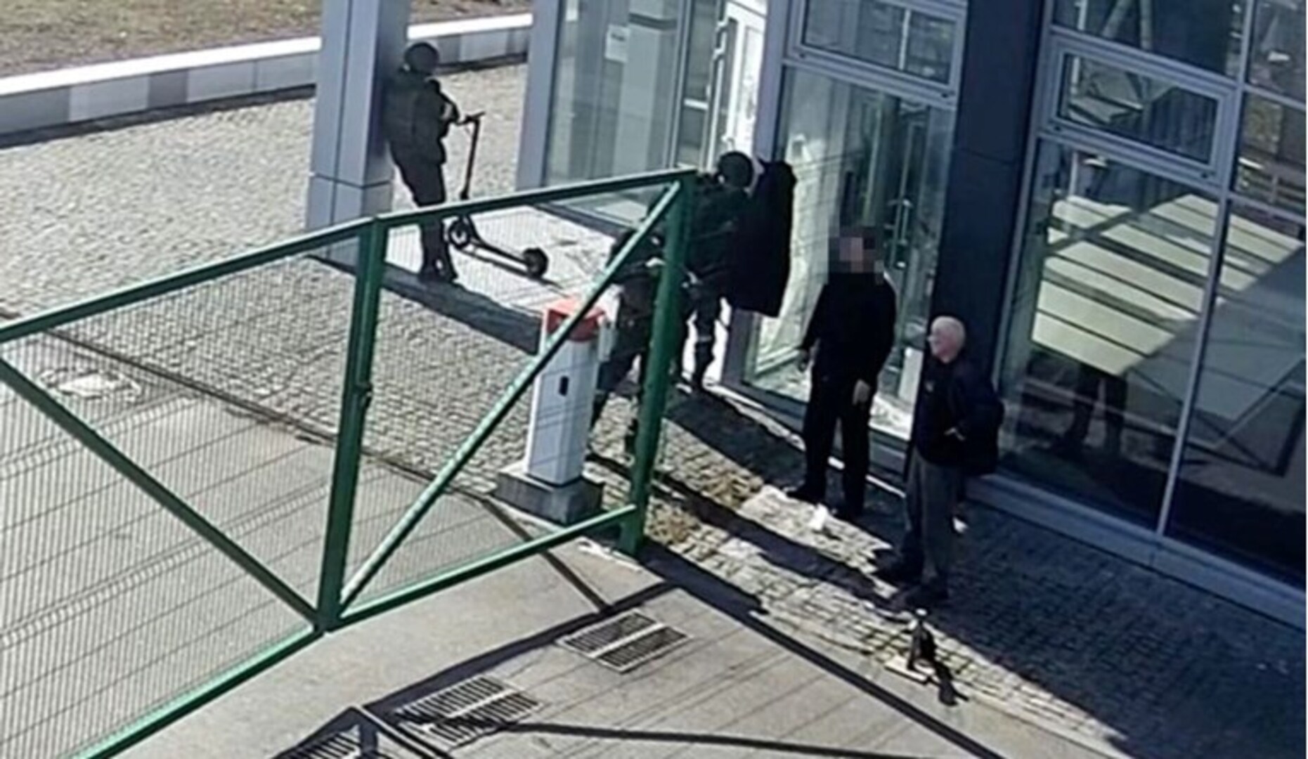 CNN objavio snimak: Ruski vojnici hladnokrvno ubili dva nenaoružana civila - slika 1