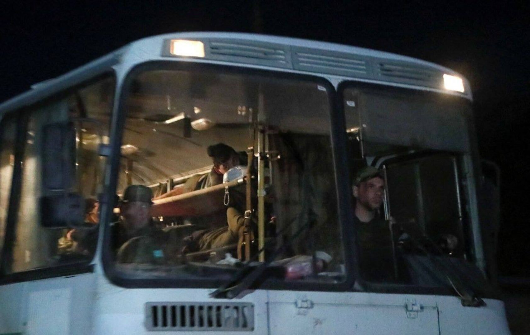 Desetak autobusa s ukrajinskim borcima napustilo Azovstal - slika 1