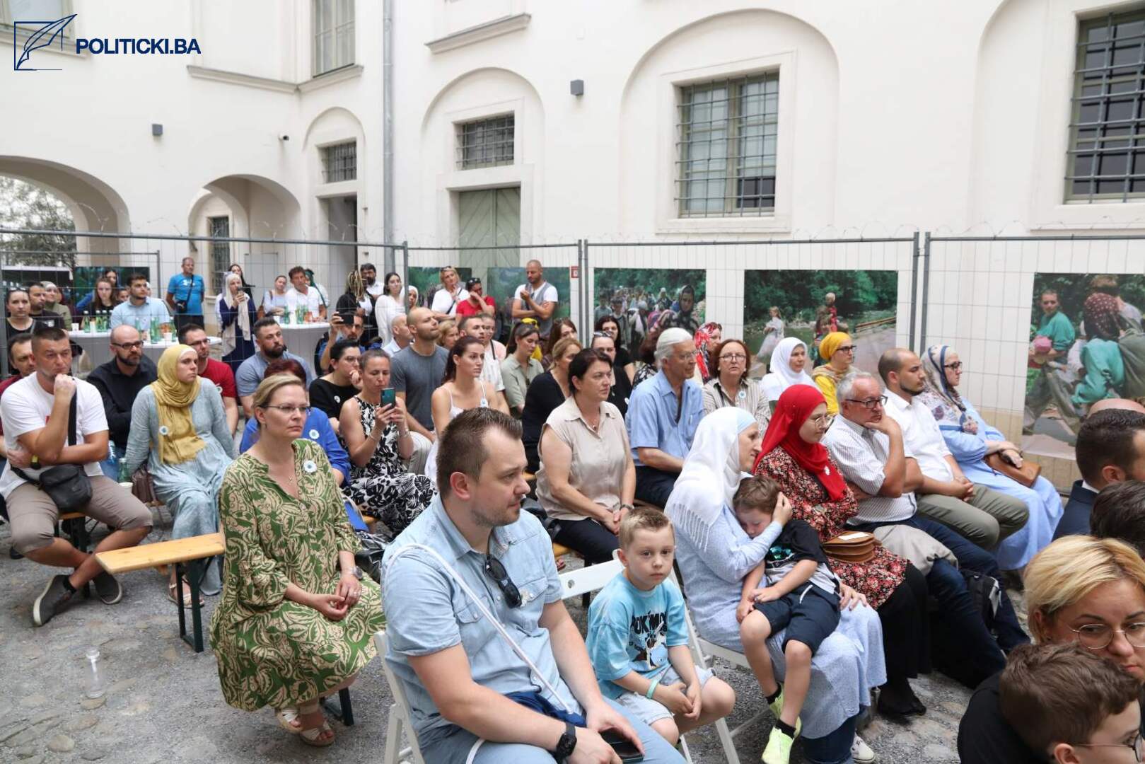 Izložba fotografija "Srebrenički put pakla" sinoć otvorena u Gracu - slika 2
