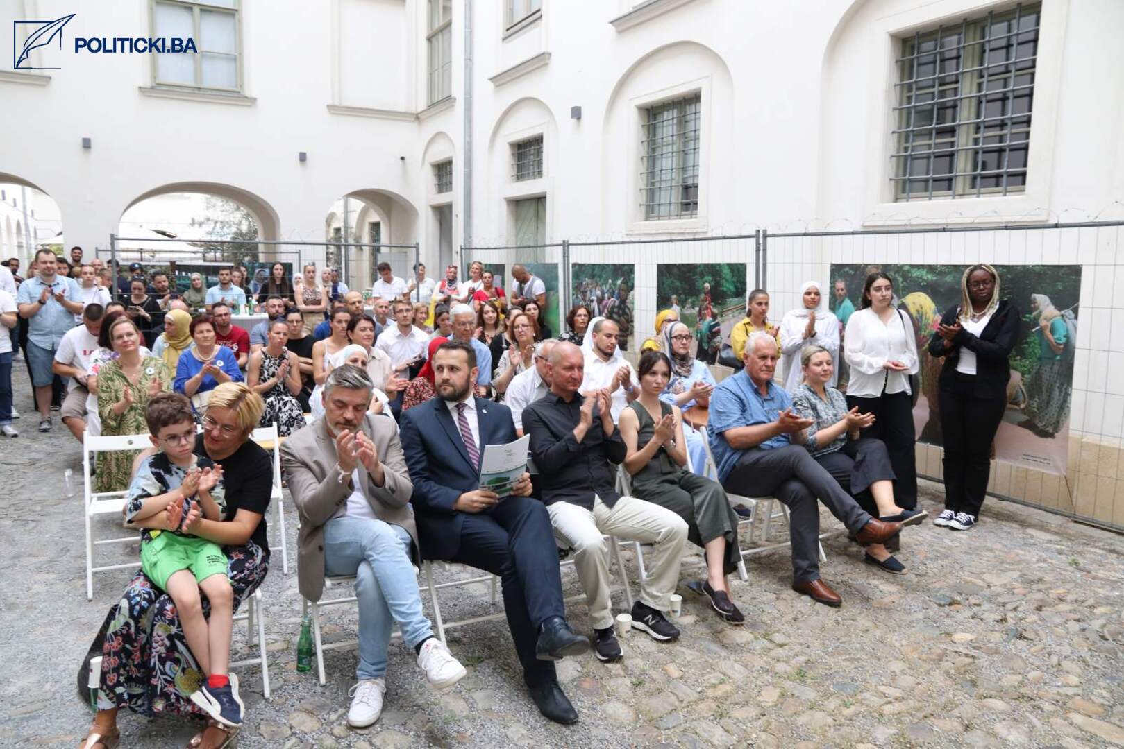 Izložba fotografija "Srebrenički put pakla" sinoć otvorena u Gracu - slika 10