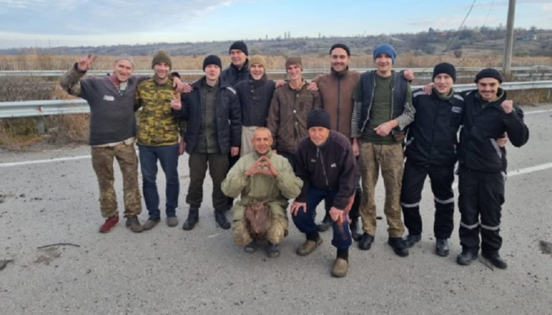Ukrajina: Razmjenjeno 107 vojnika. Oslobođeni branioci Azovstala - slika 1