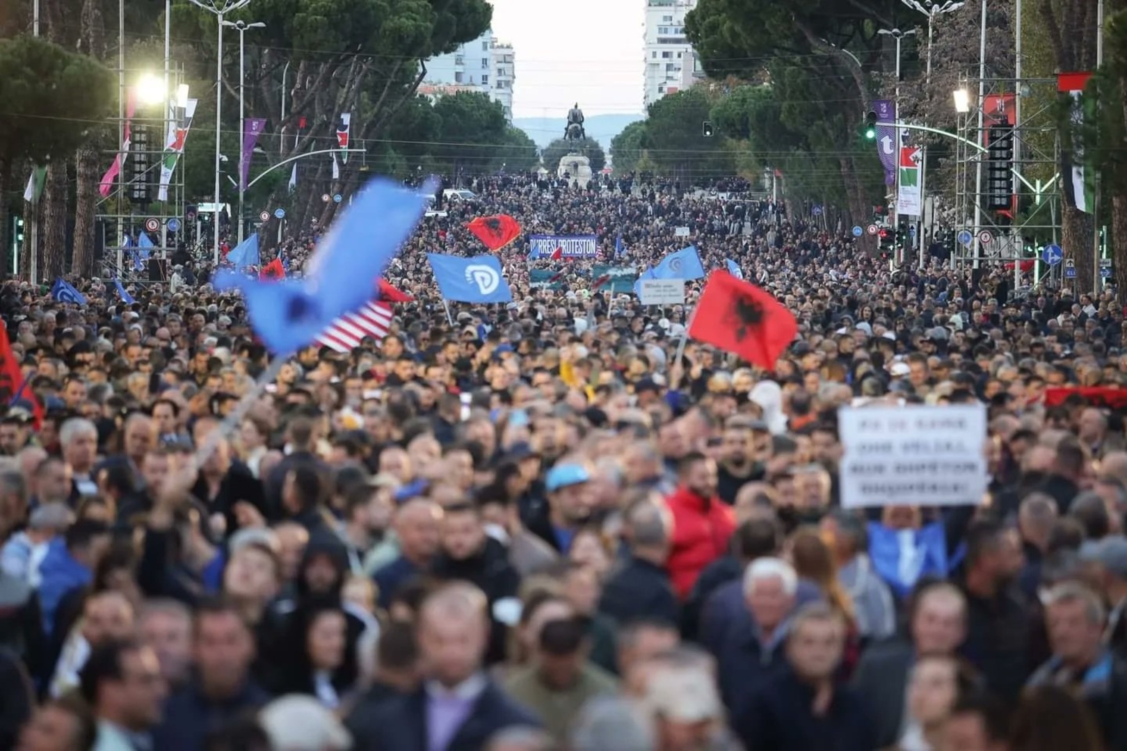 Masovni protesti protiv premijera Albanije - slika 2