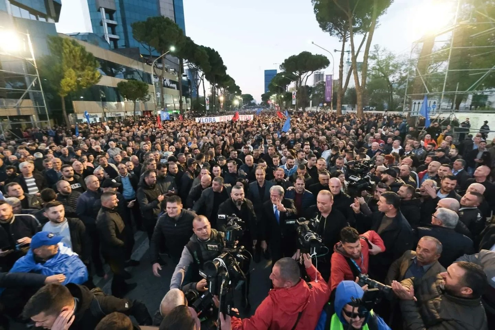 Masovni protesti protiv premijera Albanije - slika 4