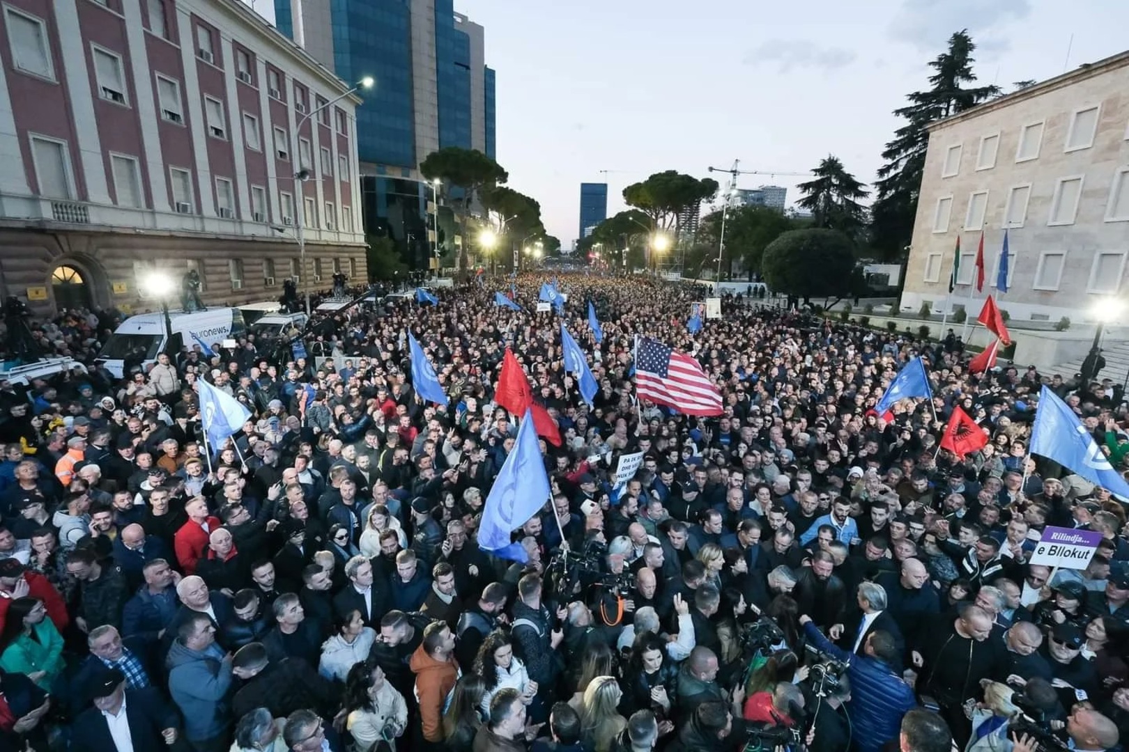 Masovni protesti protiv premijera Albanije - slika 3