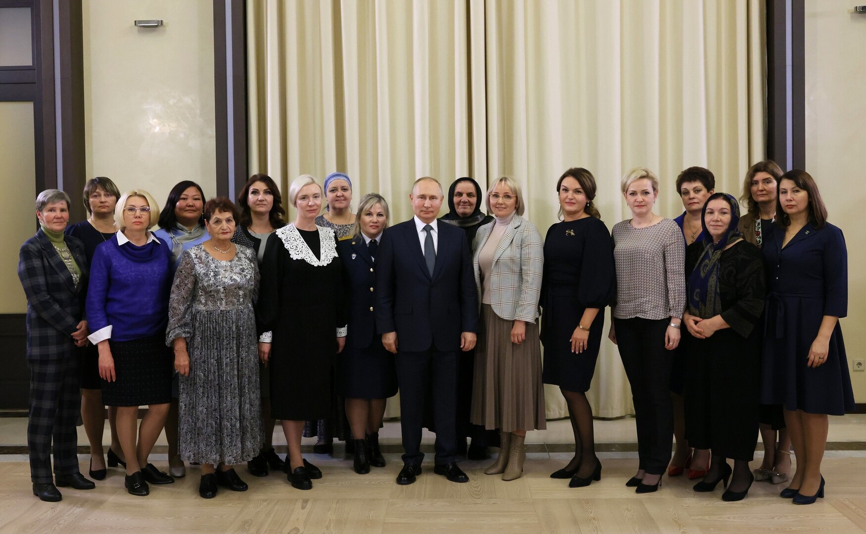 Putin se sreo s ruskim "majkama". Prepoznate glumice - slika 1