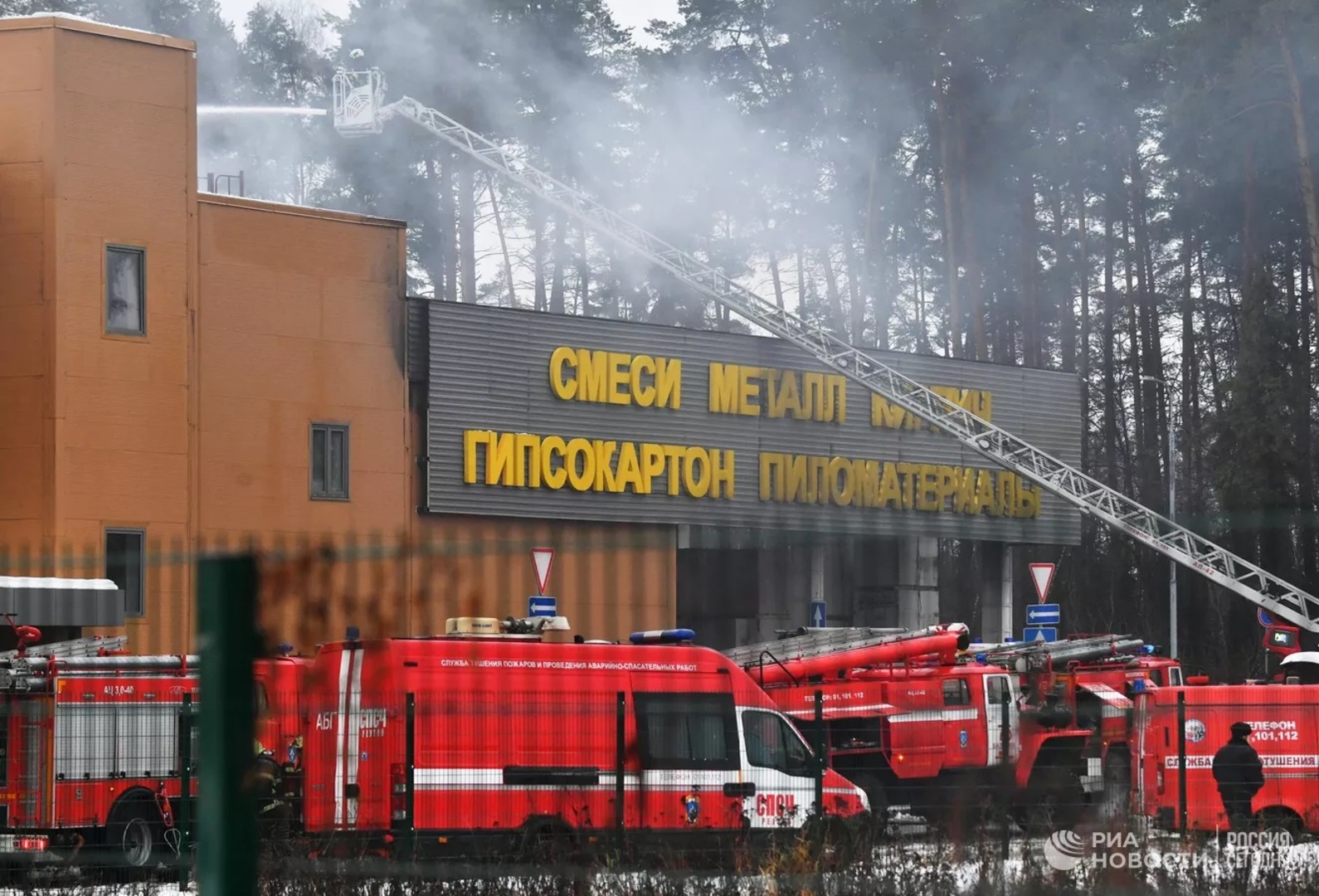 Gori veliki šoping centar u Moskvi - slika 1