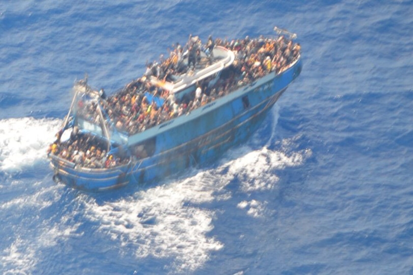 U blizini Grčke prevrnuo se brod sa migrantima. Strahuje se da su stotine mrtvi - slika 1