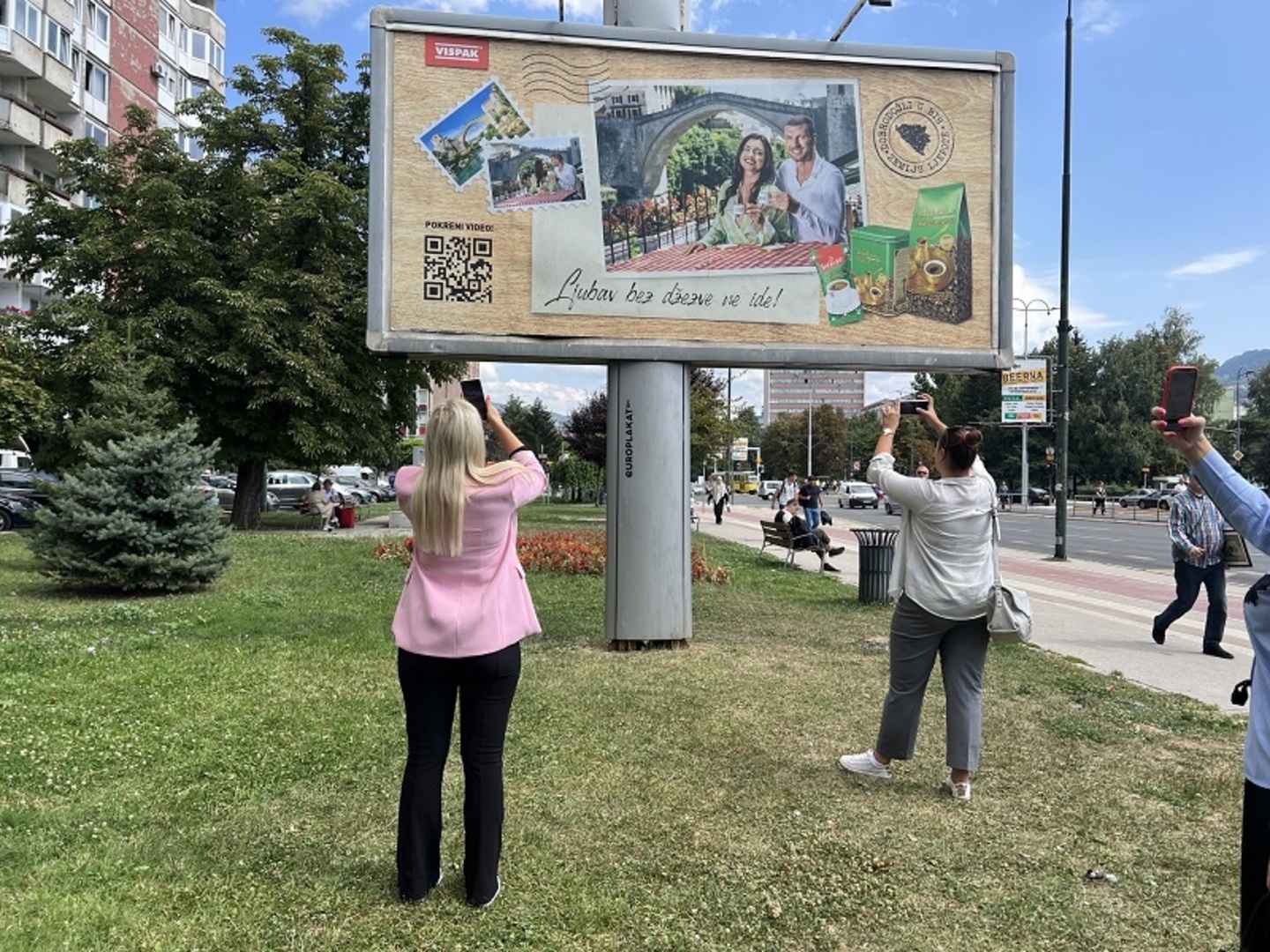 "Oživite" bilbord, majicu i razglednicu, pa popijte Zlatnu džezvu sa Amrom i Edinom Džeko - slika 3