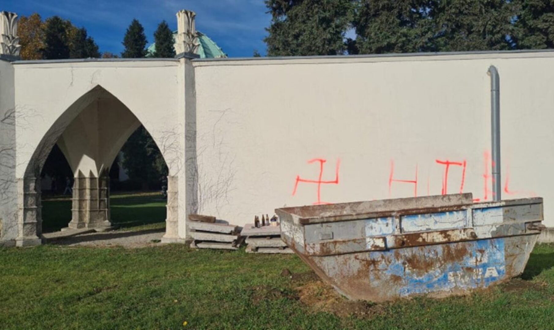 U Beču oštećeno židovsko groblje i iscrtani kukasti krstovi - slika 1