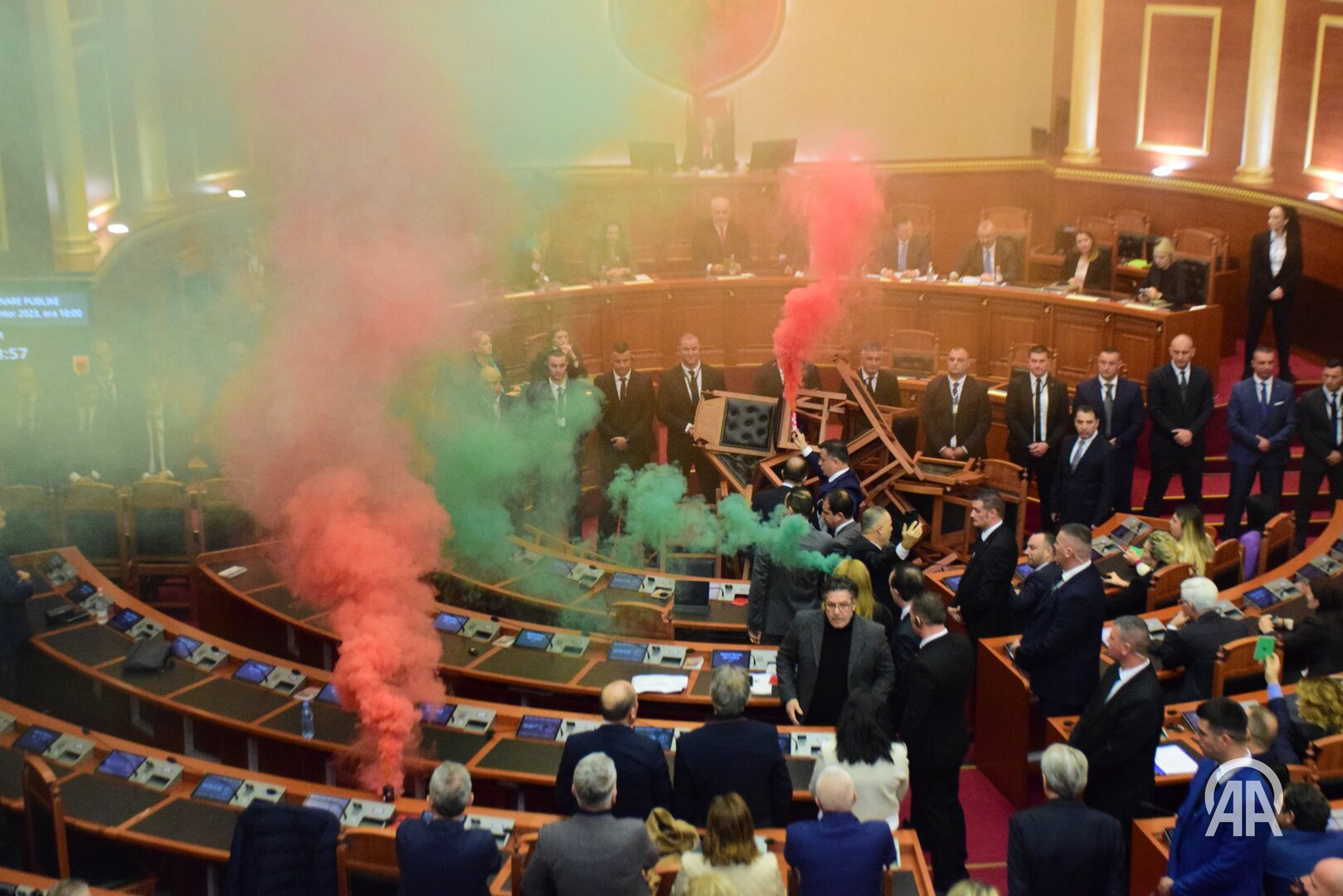 Opozicija u Albaniji opet napravila haos u Parlamentu - slika 1
