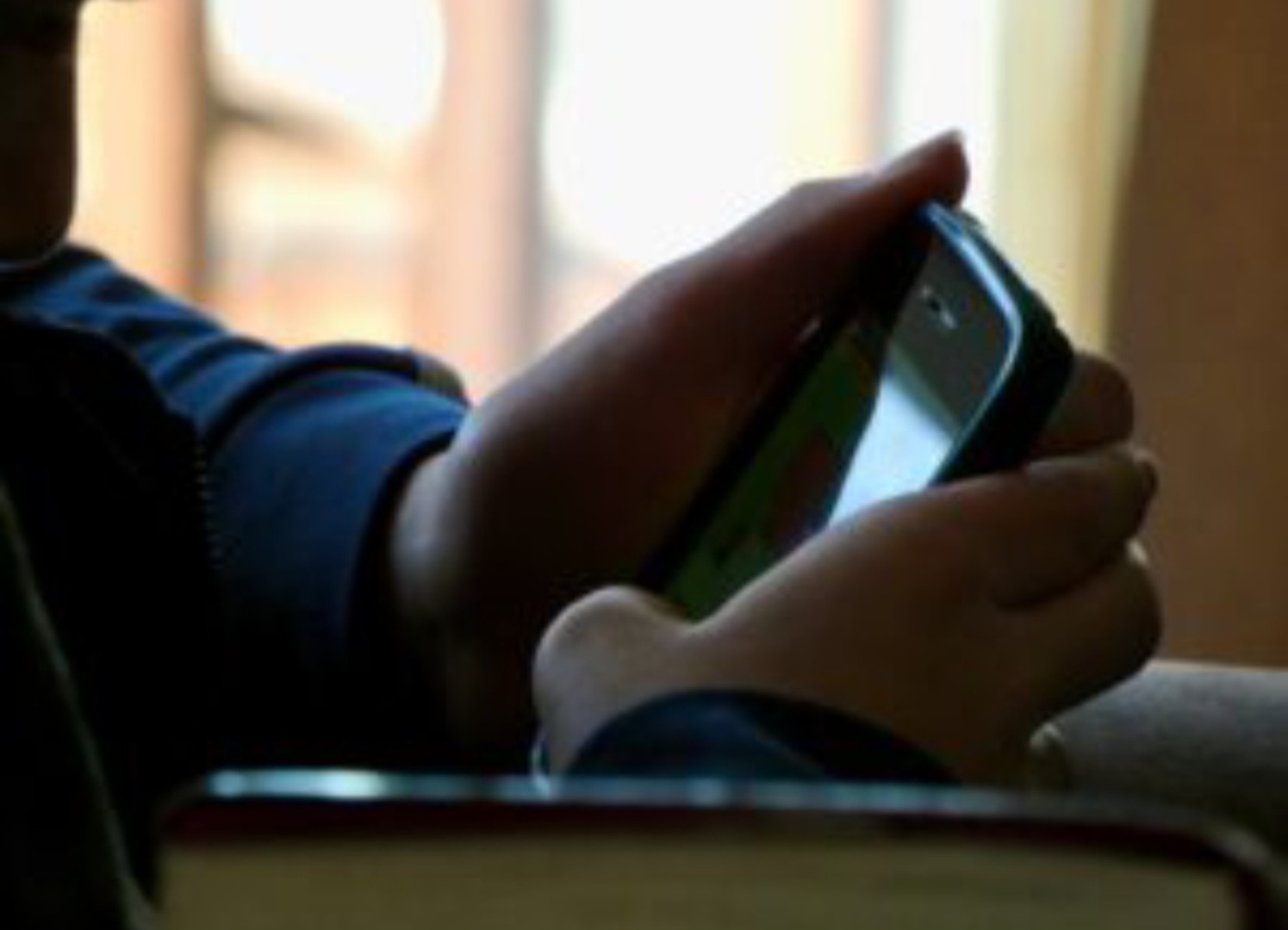 Još jedna zemlja zabranjuje mobitel u školama zbog pada pismenosti - slika 1