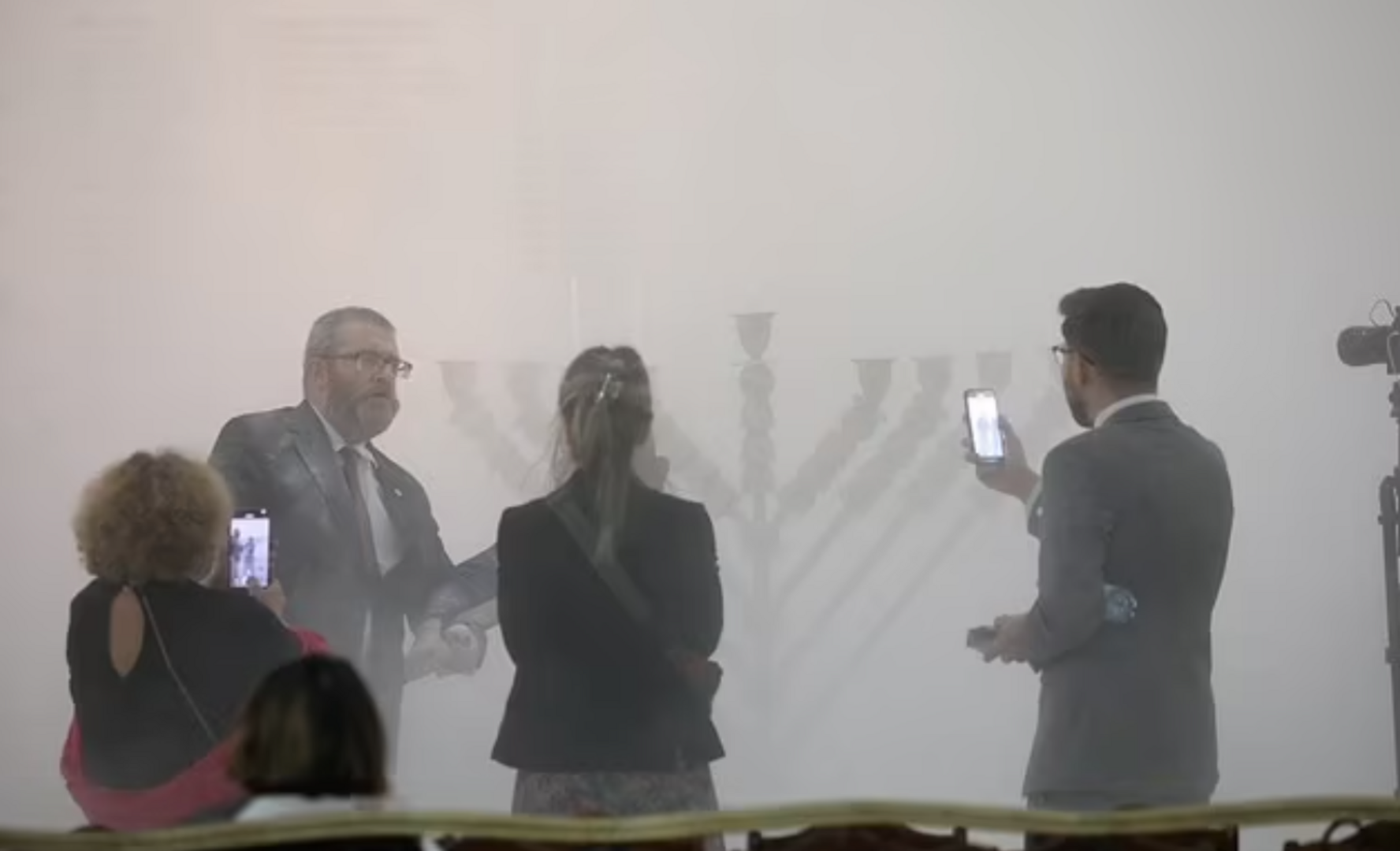 Poljski paralamentarac uništio postavku povodom jevrejskog praznika Hanuka - slika 1
