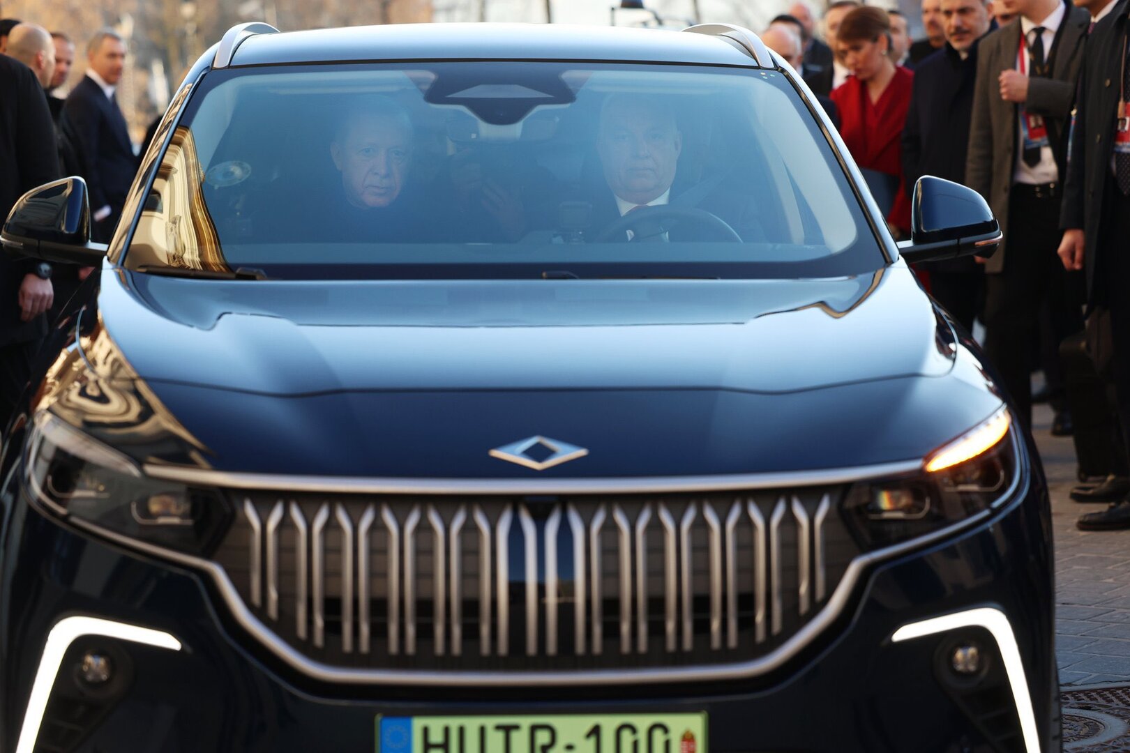 Erdogan Orbanu poklonio turski električni automobil - slika 3