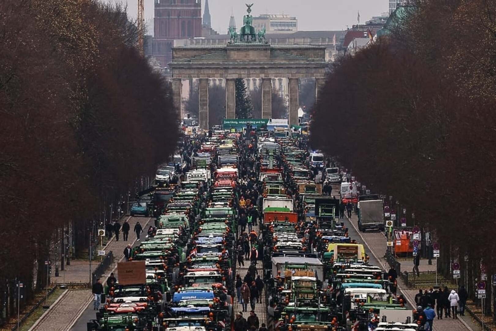 Ljuti njemački poljoprivrednici traktorima stigli u centar Berlina - slika 1