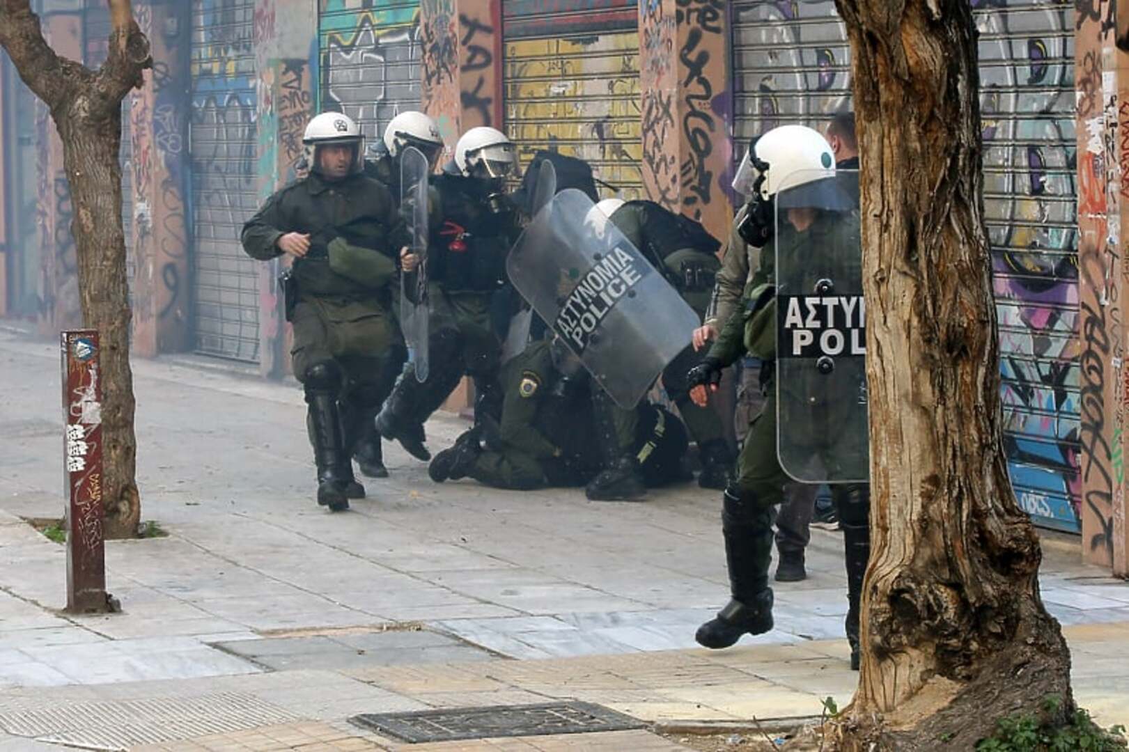 Aktivirana bomba ispred zgrade Ministarstva rada u Atini - slika 1