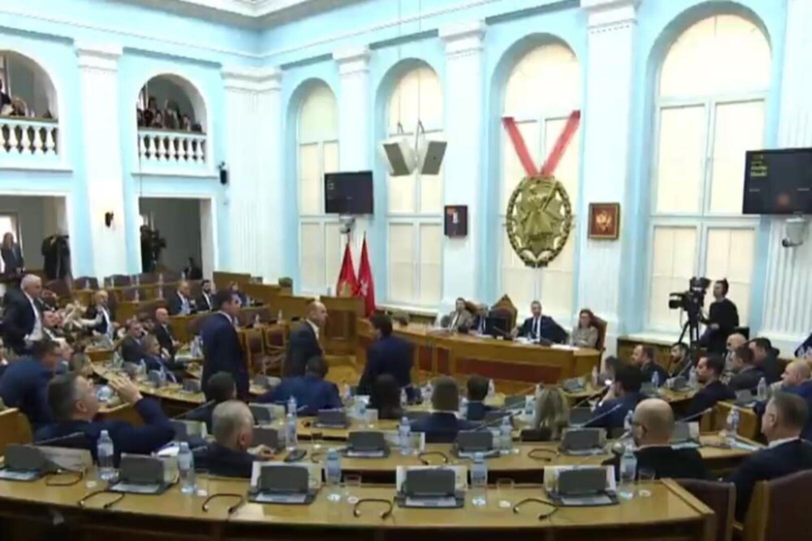 Umalo tučnjava u Skupštini - slika 1