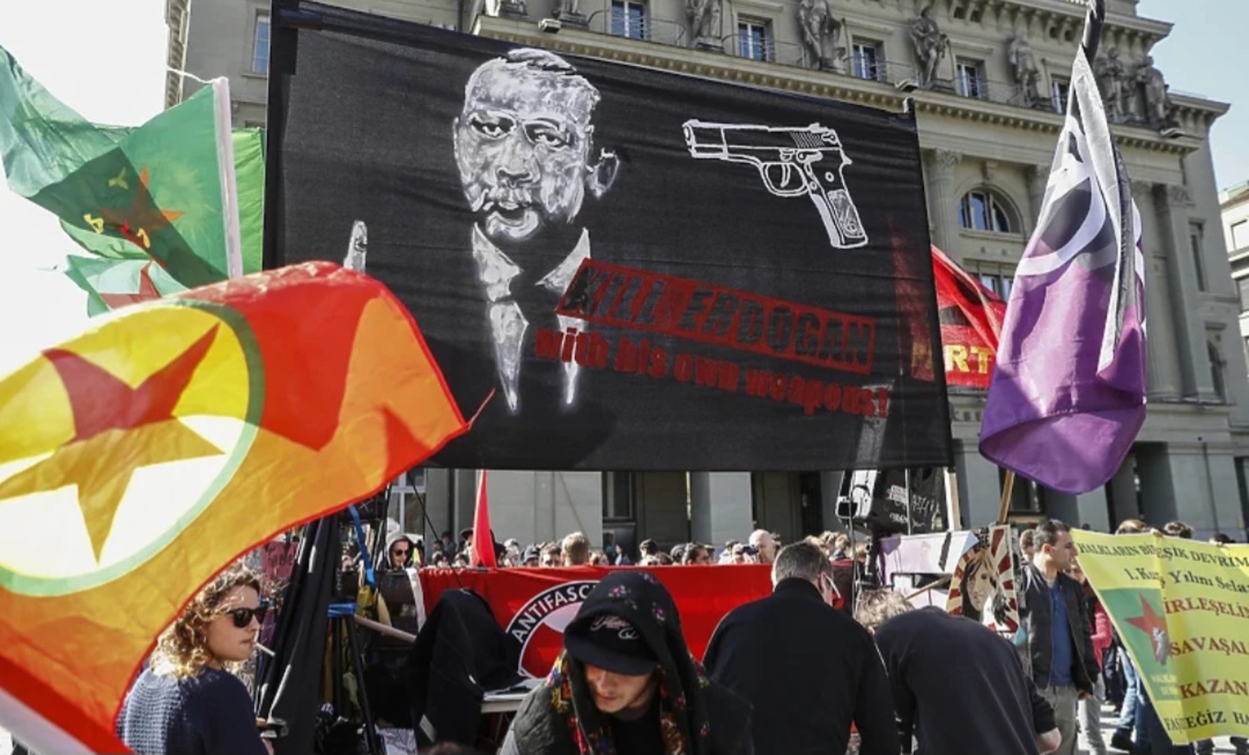 Švicarski sud kaznio četvoricu demonstranata zbog transparenta "Ubij Erdogana" - slika 1
