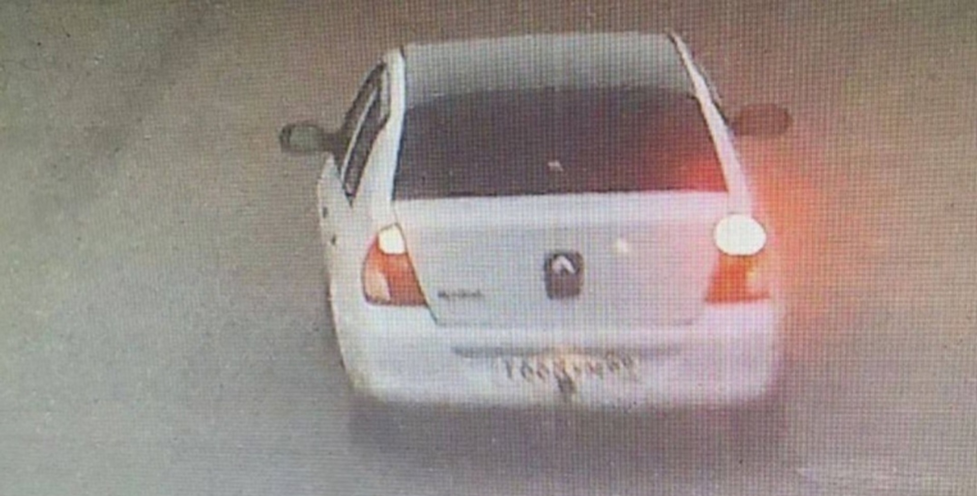 Ovo je bijeli Renault u kojem su pobjegli teroristi - slika 1